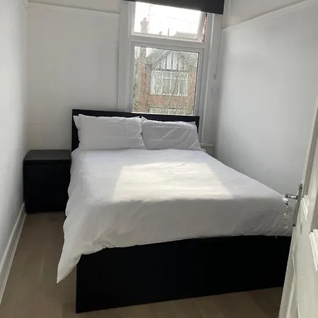 Holiday home 6 Bedroom House In London , Private Parking & Garden, 2 Minute Walk From Underground, Free Wi-fi Harrow