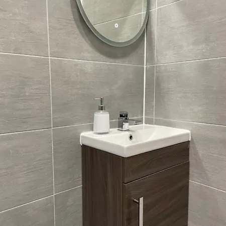 6 Bedroom House In London , Private Parking & Garden, 2 Minute Walk From Underground, Free Wi-fi * Harrow