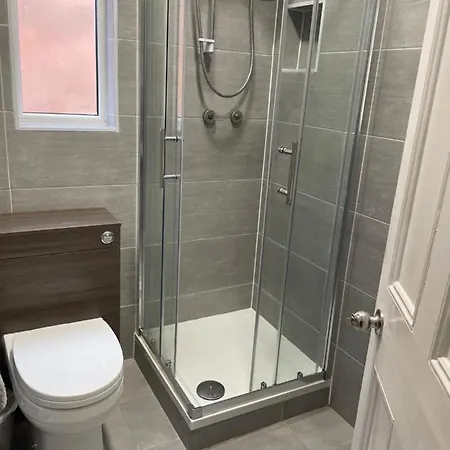 Holiday home 6 Bedroom House In London , Private Parking & Garden, 2 Minute Walk From Underground, Free Wi-fi