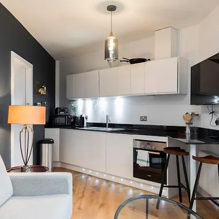 Apartment Modern & Designed 2 Bed Penthouse Apt Sleeps Five