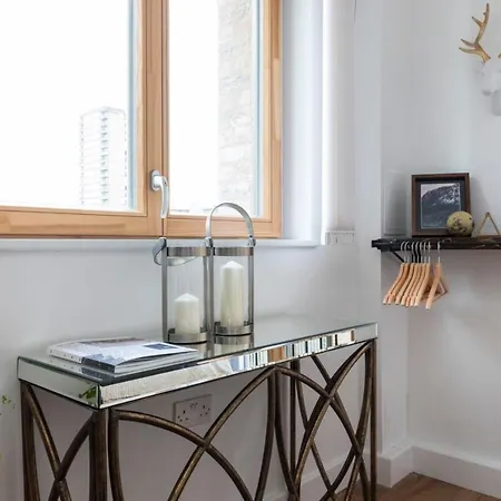 Apartment Modern & Designed 2 Bed Penthouse Apt Sleeps Five