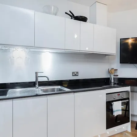 Modern & Designed 2 Bed Penthouse Apt Sleeps Five Apartment *