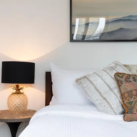 Apartment Modern & Designed 2 Bed Penthouse Apt Sleeps Five *