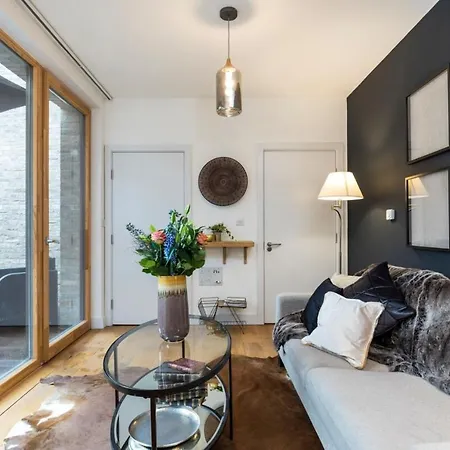Modern & Designed 2 Bed Penthouse Apt Sleeps Five