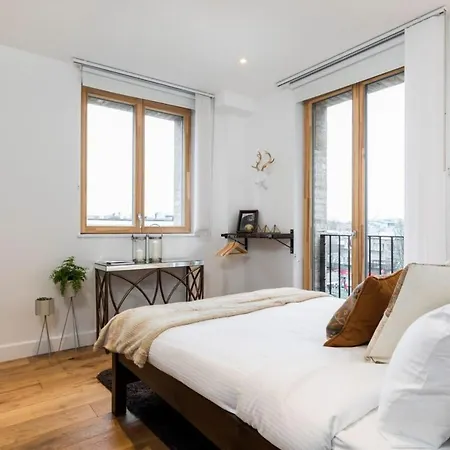 Apartment Modern & Designed 2 Bed Penthouse Apt Sleeps Five *