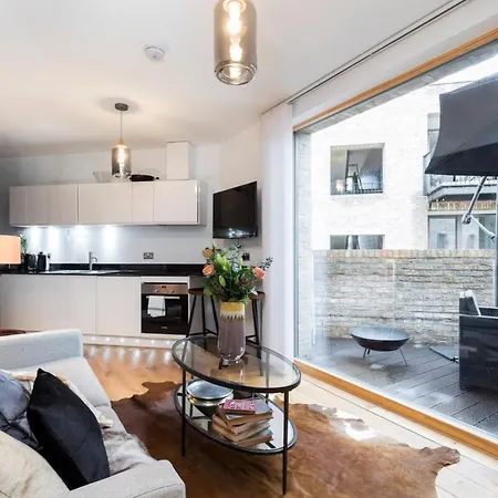 Modern & Designed 2 Bed Penthouse Apt Sleeps Five London