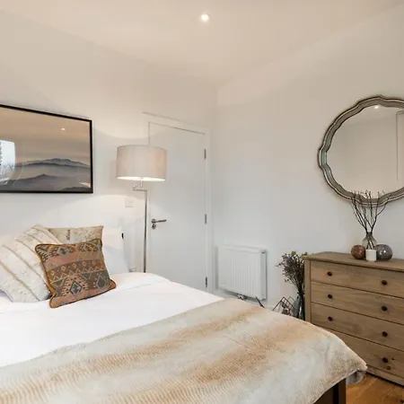 Modern & Designed 2 Bed Penthouse Apt Sleeps Five * London