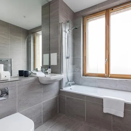 Modern & Designed 2 Bed Penthouse Apt Sleeps Five Apartment *