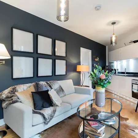 Apartment Modern & Designed 2 Bed Penthouse Apt Sleeps Five London