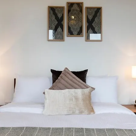 Apartment Modern & Designed 2 Bed Penthouse Apt Sleeps Five London