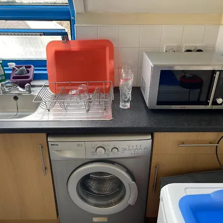 Apartment Home Away From Home, Entire 1-4 Bed Property