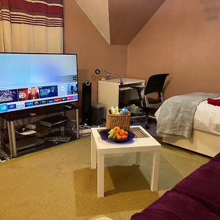 Home Away From Home, Entire 1-4 Bed Property London