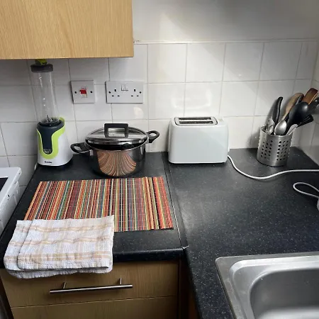 Home Away From Home, Entire 1-4 Bed Property *