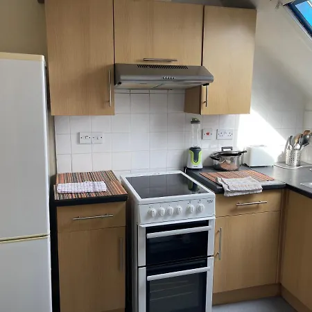 Home Away From Home, Entire 1-4 Bed Property *