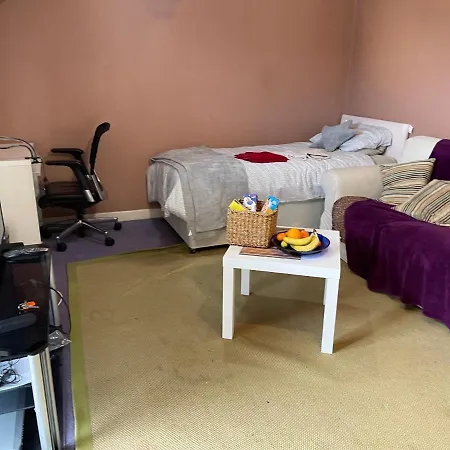 Apartment Home Away From Home, Entire 1-4 Bed Property