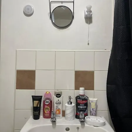 Home Away From Home, Entire 1-4 Bed Property Apartment *