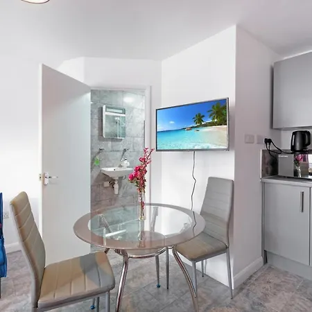Fernbank Sudbury Hill Harrow Self-contained With En-suite Wembley