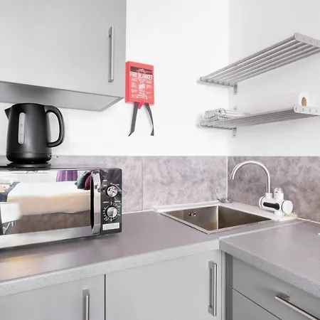 Fernbank Sudbury Hill Harrow Self-contained With En-suite Apartment *