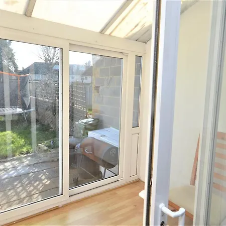 Holiday home London Deluxe 3 Bedroom House With Parking Space Dagenham