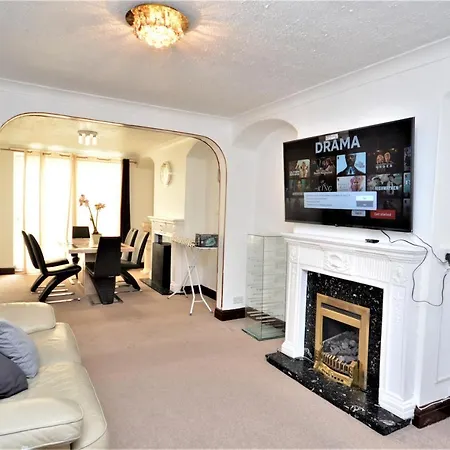 Holiday home London Deluxe 3 Bedroom House With Parking Space