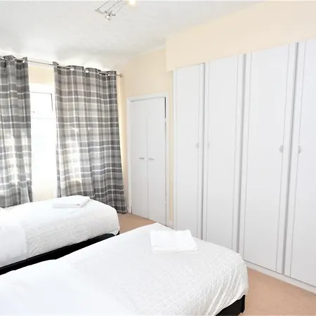 Holiday home London Deluxe 3 Bedroom House With Parking Space *