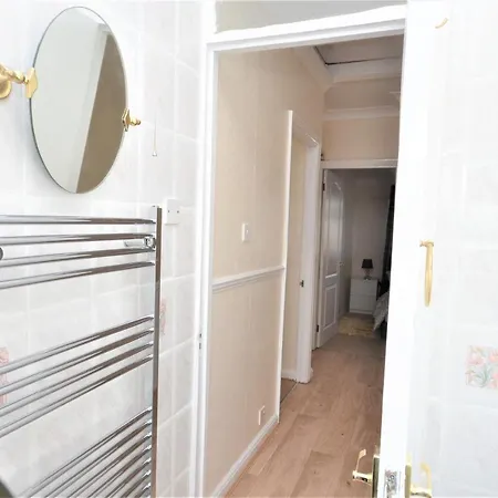 Holiday home London Deluxe 3 Bedroom House With Parking Space