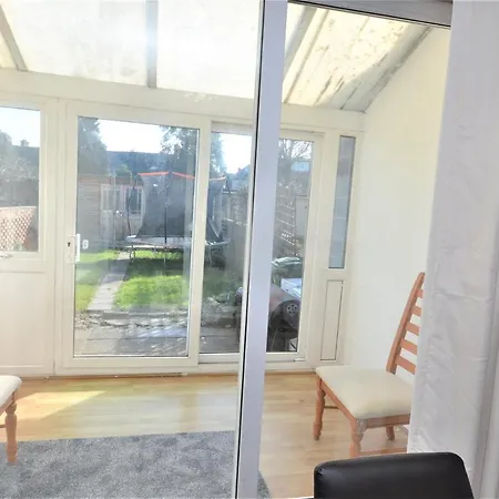 Holiday home London Deluxe 3 Bedroom House With Parking Space *