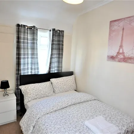 London Deluxe 3 Bedroom House With Parking Space * Dagenham