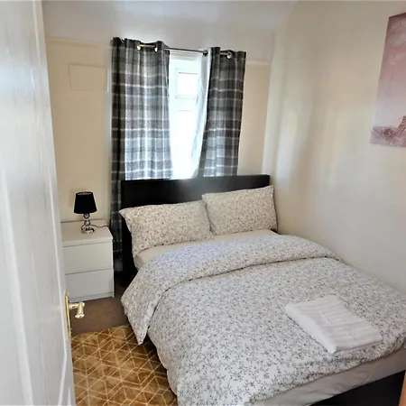Holiday home London Deluxe 3 Bedroom House With Parking Space Dagenham