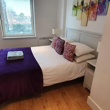 Bright & Spacious Double Bedroom With Ensuite And Concierge! Paid Parking Available * London