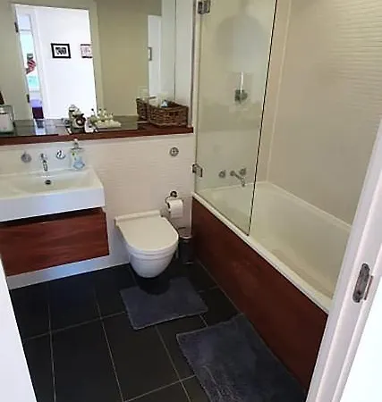 Bright & Spacious Double Bedroom With Ensuite And Concierge! Paid Parking Available Apartment *