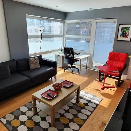 Bright & Spacious Double Bedroom With Ensuite And Concierge! Paid Parking Available