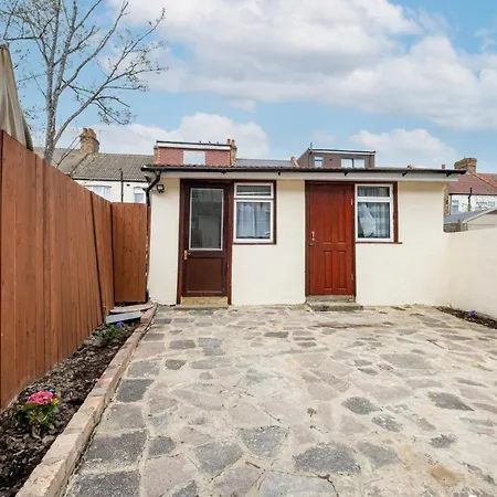 Fernbank Sudbury Hill Harrow Self-contained With En-suite Apartment
