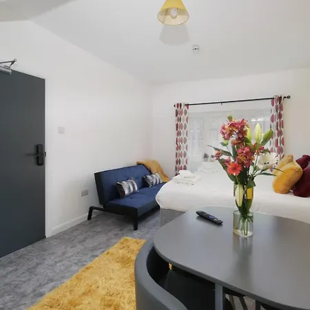 Apartment Fernbank Sudbury Hill Harrow Self-contained With En-suite *