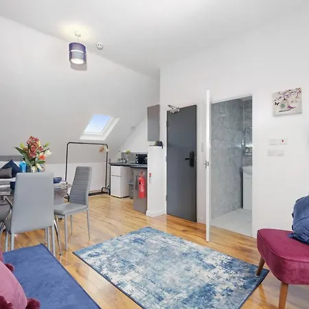 Apartment Fernbank Sudbury Hill Harrow Self-contained With En-suite *