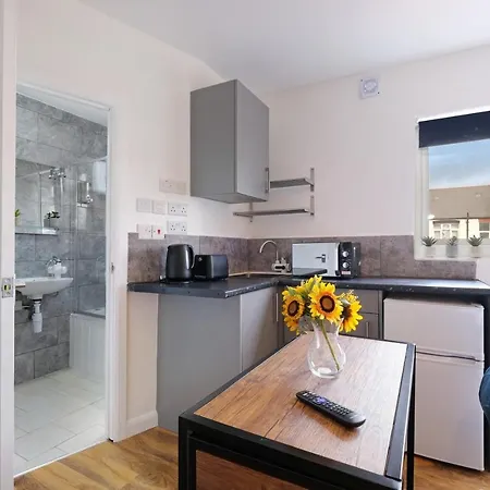 Fernbank Sudbury Hill Harrow Self-contained With En-suite * Wembley