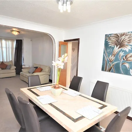Holiday home London Deluxe 3 Bedroom House With Parking Space *