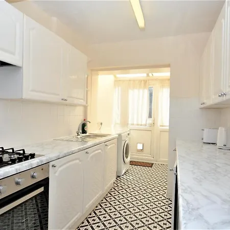 Holiday home London Deluxe 3 Bedroom House With Parking Space
