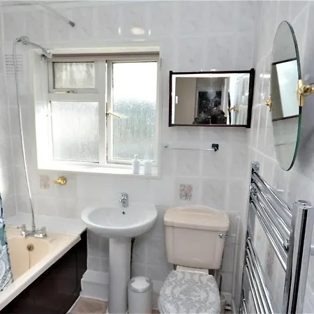 Holiday home London Deluxe 3 Bedroom House With Parking Space