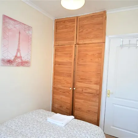 London Deluxe 3 Bedroom House With Parking Space *