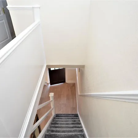 London Deluxe 3 Bedroom House With Parking Space Holiday home *