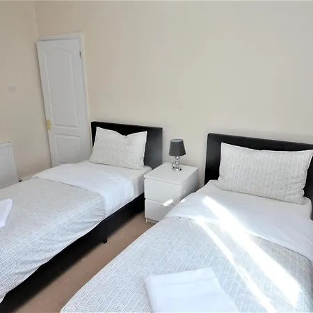 London Deluxe 3 Bedroom House With Parking Space *