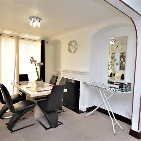 Holiday home London Deluxe 3 Bedroom House With Parking Space