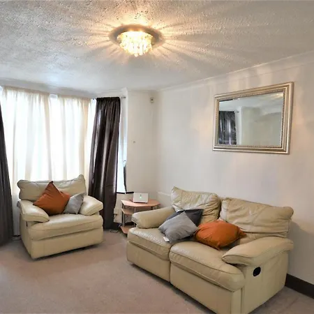 London Deluxe 3 Bedroom House With Parking Space
