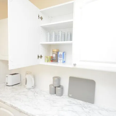 London Deluxe 3 Bedroom House With Parking Space Holiday home *