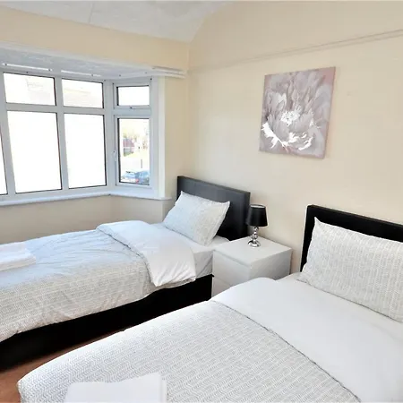 Holiday home London Deluxe 3 Bedroom House With Parking Space