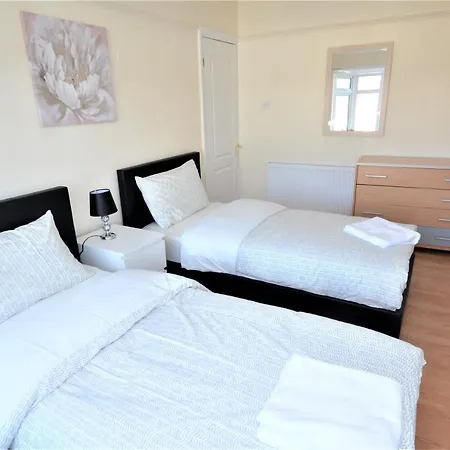 Holiday home London Deluxe 3 Bedroom House With Parking Space Dagenham