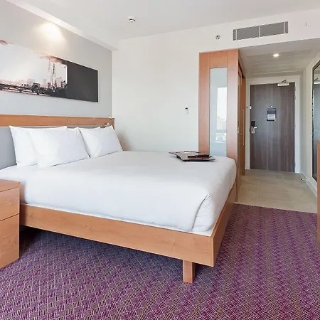 מלון Hampton By Hilton Waterloo