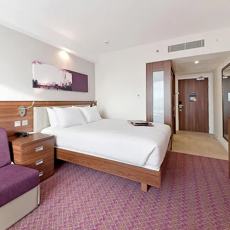 Hampton By Hilton Waterloo מלון