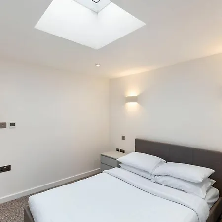 Stunning 1 Bedroom Flat Apartment *